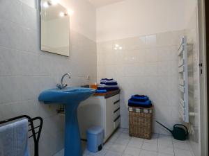 a bathroom with a blue sink and a toilet at Escapade Paisible: Gîte pour 8 à Saint-Hilaire-sur-Yerre, Jardin Clos, Proche Chateaudun et Chartres - FR-1-581-131 in Saint-Hilaire-sur-Yerre +24 photos