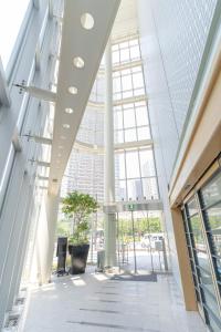 una hall vuota di un edificio con ampie finestre di Richmond Hotel Premier Musashikosugi a Kawasaki