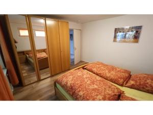 a small bedroom with two beds and a mirror at Ferienwohnung Lidwina in Steinwiesen
