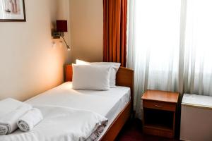 سرير أو أسرّة في غرفة في Hotel Fontana