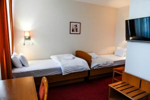 سرير أو أسرّة في غرفة في Hotel Fontana