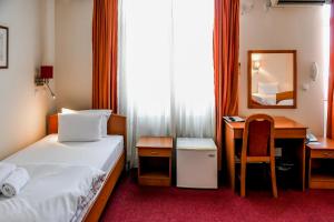 سرير أو أسرّة في غرفة في Hotel Fontana