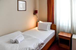سرير أو أسرّة في غرفة في Hotel Fontana