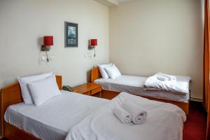 سرير أو أسرّة في غرفة في Hotel Fontana