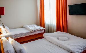 سرير أو أسرّة في غرفة في Hotel Fontana