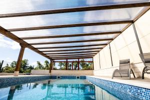 a swimming pool with a pergola and a swimming poolvisor at Casa Rural Mario in Espeja