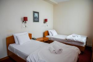 سرير أو أسرّة في غرفة في Hotel Fontana