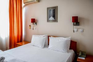 سرير أو أسرّة في غرفة في Hotel Fontana