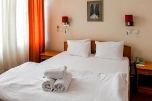 سرير أو أسرّة في غرفة في Hotel Fontana