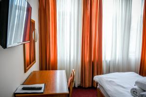 سرير أو أسرّة في غرفة في Hotel Fontana