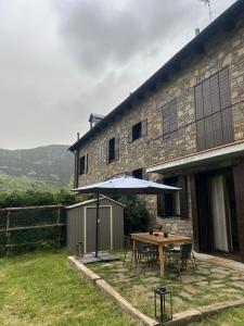 O vedere generală la munți sau o vedere la munte luată de la acest apartament