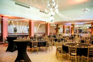مطعم أو مكان آخر لتناول الطعام في Hotel Fontana