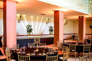 مطعم أو مكان آخر لتناول الطعام في Hotel Fontana