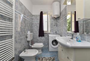 Bilik mandi di Apartment Muntic 2361 +14 gambar