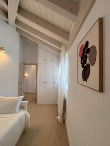 a bedroom with a bed and a painting on the wall at Casa Rugama Chalet con piscina de temporada en el corazón de Cantabria in Arredondo