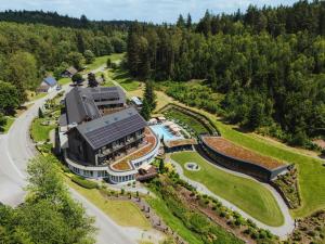 Bazén v ubytování Hotel Restaurant Waldsägmühle nebo v jeho okolí