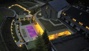 Bazén v ubytování Hotel Restaurant Waldsägmühle nebo v jeho okolí