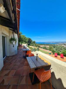 Balkón nebo terasa v ubytování Villa M, Chambres d'Hôtes, Vue mer, Sauna, Piscine à Six-Fours