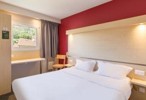 Ένα ή περισσότερα κρεβάτια σε δωμάτιο στο B&B HOTEL Le Puy-en-Velay