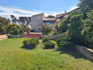Zahrada ubytování Villa M, Chambres d'Hôtes, Vue mer, Sauna, Piscine à Six-Fours