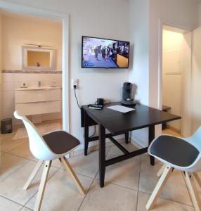 a desk and two chairs in a room at Zimmer mit Terrasse am Jakobsberg in Ockenheim +14 photos