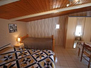 una camera da letto con un letto e un soffitto in legno di Gîte familial aux Vosges avec jeux pour enfants, à proximité de la nature et activités sportives - FR-1-589-111 a Le Ménil