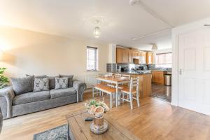 un salon avec un canapé et une table dans l'établissement Townhouse in Rugby with Garden and Free Parking, à New Bilton