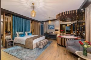 Posteľ alebo postele v izbe v ubytovaní Art Suites Boutique Hotel - Krakow Center