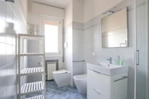 Un baño blanco con lavabo e inodoro. en Venice Apartment Fusinato, en Mestre 13 fotos más