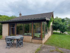 a house with a table and chairs in the yard at Gîte des Vignes au calme, 2 ch, terrasse, animaux admis, parking, recharge VE - FR-1-584-164 in Velle-sur-Moselle