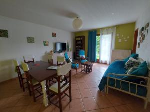 a living room with a table and a dining room at Gîte des Vignes au calme, 2 ch, terrasse, animaux admis, parking, recharge VE - FR-1-584-164 in Velle-sur-Moselle +4 photos