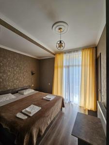 Ένα ή περισσότερα κρεβάτια σε δωμάτιο στο DISCOVER KAZBEGi HOTEL