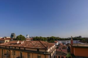 vistas a los tejados de los edificios de una ciudad en Venice Apartment Fusinato, en Mestre