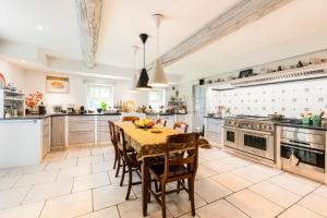 Η κουζίνα ή μικρή κουζίνα στο Beautiful Provencal Mas with swimming pool