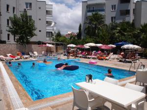 Piscina de la sau aproape de Acar Hotel