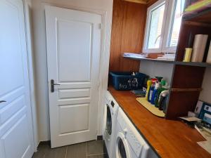 Kuchyňa alebo kuchynka v ubytovaní Gîte cosy près d'Orléans avec jardin, parking, et équipements complets - FR-1-590-252