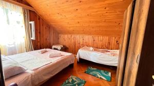 Postel nebo postele na pokoji v ubytování Dato's GuestHouse + 37 fotografií