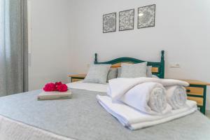 two beds with white towels and pink flowers on them at Embrujo Andaluz Complejo Rural Órgiva in Órgiva +54 photos