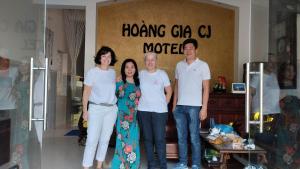 a group of people standing in a living room at Hoàng Gia CJ in Long Hai
