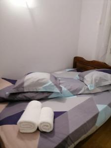 1 cama con 2 toallas plegables encima en Casa Maira, en Ranca
