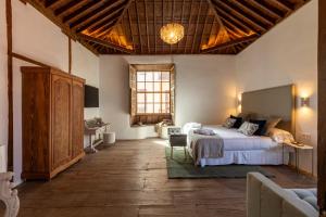 une chambre avec un lit et un bureau dans l'établissement La Casa de La Camelia, à La Laguna