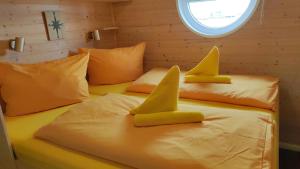 Ένα ή περισσότερα κρεβάτια σε δωμάτιο στο Hausboot Arnica mit großem Sonnendeck und Wäschepaketen inklusive