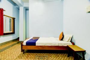 迪布鲁加尔Hotel O NANDINI的房间里有一张床的卧室