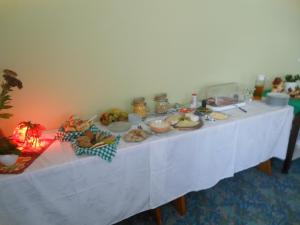 una mesa con platos de comida. en Pension Fürstenhof, en Bad Elster