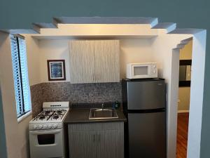 Kuchyň nebo kuchyňský kout v ubytování Sherbrooke All Suites Hotel