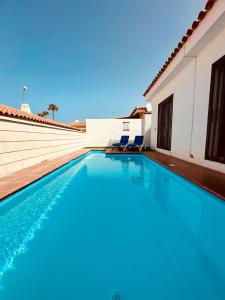 una piscina en una villa con una casa en CHALET 273 con PISCINA PRIVADA, en Callao Salvaje