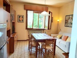 une cuisine et une salle à manger avec une table et des chaises dans l'établissement La Celeste a Montegaldella -VI - Italia, à Montegaldella