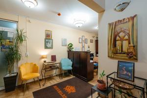 a living room with two chairs and a mirror at Pensiunea Mirabilandia in Negreni