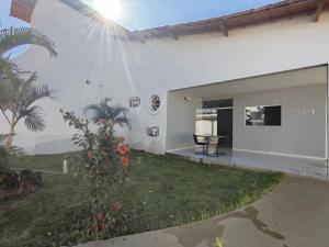 una casa bianca con giardino e cortile di HOTEL VILAS DOS MONTES a Montes Claros