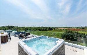 un jacuzzi en el balcón de una casa en Lovely Home In Porec With Sauna, en Poreč 48 fotos más